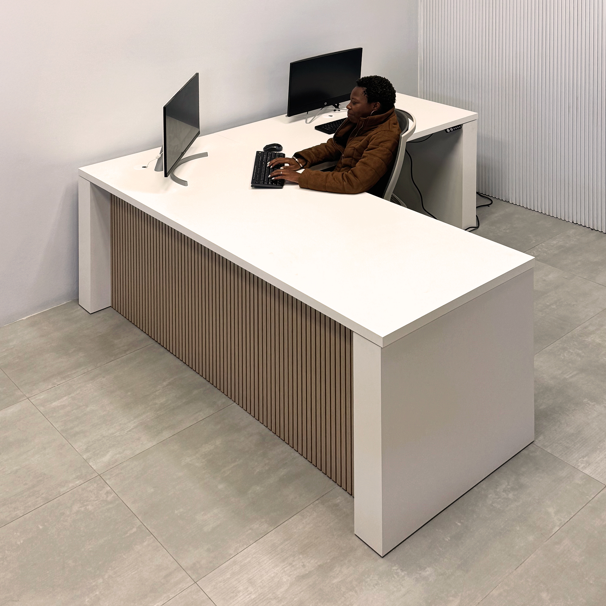 80-inch Denver L-Shape with Sit-Stand Mechanism and Dover Off-White matte laminate Top, Dover Off-White matte laminate Base, Washed Oak & Natural tabour privacy panel, and White metal powder coated legs.
